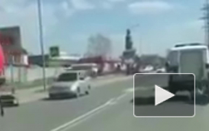 Видео из Мари Эл: Задержанный выпал на дорогу из полицейского автомобиля