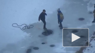 Очевидцы сняли на видео детей, бегающих по тонкому льду на Бухарестской