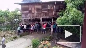 В Индонезии соседи перенесли трехэтажный дом на руках