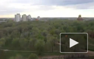 В Оренбурге на колесе обозрения застряли люди. Видео