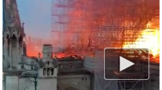 Пожар на крыше Нотр-Дам-де-Пари попал на видео 