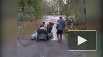 Коттеджный поселок "Речное" ушел под воду: люди выбираются из него вплавь