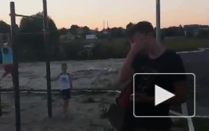 Видео: в Брянске подросток напал на женщину