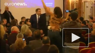 Появилось видео с голой активисткой Femen, пытавшейся сорвать выступление Ле Пен