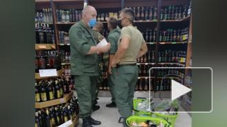 В Венесуэле похожих на россиян военных застали за покупкой водки