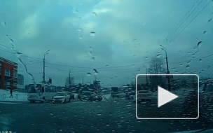 Видео из Петрозаводска: "зацепер" прокатился на крыше легковушки