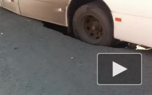 В центре Челябинска под автобусом провалился асфальт