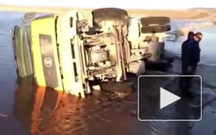 Челябинские дороги: фуру смыло с трассы потоком воды