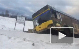 Видео: Автобус улетел в кювет после столкновения с легковушкой в Петергофе