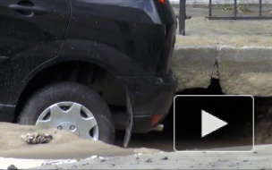 На улице профессора Попова провалился асфальт