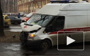 Скорая помощь вылетела на тротуар и сбила пешехода на Белоостровской