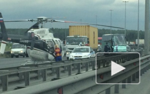 Девушку-мотоциклистку госпитализировали на вертолете после страшной аварии с фурой и автобусом на КАД