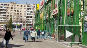 Возле ТЦ "Ока" в Колпино заметили нарушителей самоизоляции
