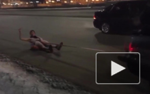 Видео из Екатеринбурга: голый парень прокатился на ватрушки по центру города