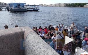 Видео: в Петербурге на набережной собралась очередь из желающих прокатиться по рекам и каналам