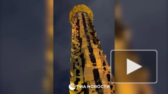 В центре Москвы мужчина забрался на монумент "Дружба навеки"