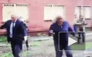 Видео из Омска: Мэр города упала в грязь при осмотре улиц родного города