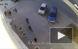 Припечатал девушек в Якутске.