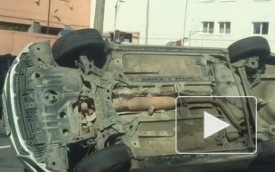 На Васильевском острове машина перевернулась и проехала на боку