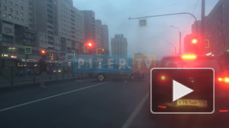 На Просвещения столкнулись иномарки: одну из машин развернуло от удара