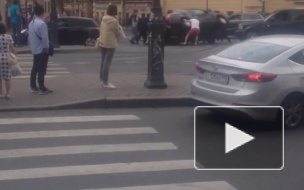 В центре Петербурга прохожие самостоятельно поставили на колеса "перевертыш"