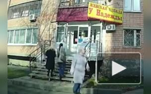 В Ижевске рухнувшая обшивка балкона едва не покалечила прохожих