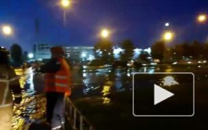 На Стародеревенской из-за прорыва трубы образовался ледяной бассейн 