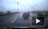 Видео: легковушку на юге КАД занесло на дороге из-за дождя 