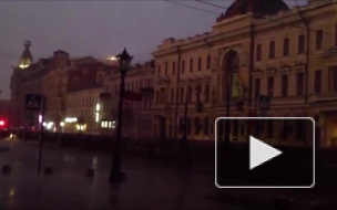 Гроза в Петербурге: упавшие деревья разбили припаркованные автомобили, ожидаются дожди