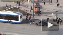 На Гражданском проспекте водителю Лады не удалось "сдернуть" ее троллейбусом