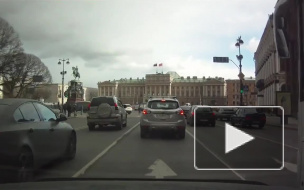 Видео джипа, влетевшего в памятник Николаю I на Исаакиевской и повисшего на заборе, стало хитом интернета