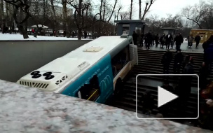 СК: въехавший в переход на "Славянском бульваре" автобус был исправен