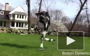 Робот от BostonDynamics совершает утренние пробежки на свежем воздухе