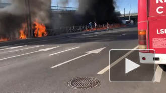 Видео: на Пискаревском проспекте горит автомобиль