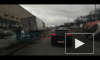 Видео: на Свердловской набережной грузовик пробил ограждение 