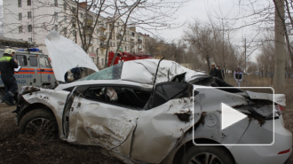 Видео жесткого ДТП: иномарка протаранила дерево в Волгограде 