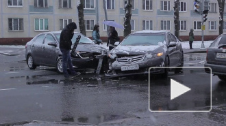 Внезапный снег в Петербурге вызвал массу ДТП: на Седова столкнулись Honda и Kia