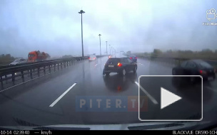 Видео: легковушку на юге КАД занесло на дороге из-за дождя 