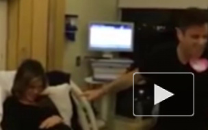 Певец Робби Уильямс выложил в сеть видео родов ребенка: у них с женой появился сын 