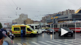 Маршрутка с людьми столкнулась с Газелью на Проспекте Просвещения. На месте работает реанимация