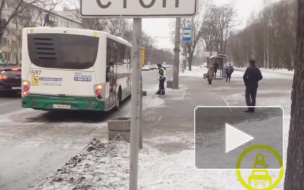Автобус сбил 16-летнюю девушку на юге Петербурга
