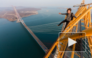 Фото руферов с мостов на о.Русский и через Золотой рог покорило интернет
