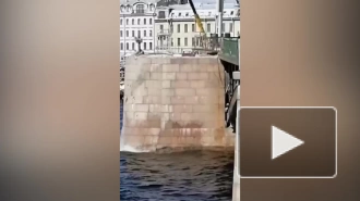 Петербуржцы заметили рабочих на Биржевом мосту, которые сбрасывают мусор в Неву