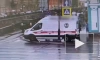 Видео: скорая задела светофор у Аничкова моста, когда забирала пациента
