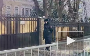 На территории посольства в Москве сняли флаг Украины