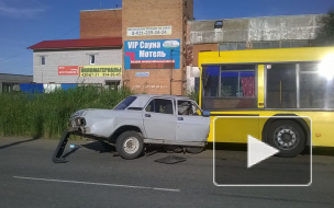 В Петергофе водителя "Волги" страшно изрезало битым стеклом после столкновения с рейсовым автобусом