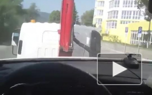 В Сочи эвакуатор забрал машину вместе с водителем