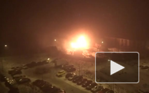 Видео: сильнейший пожар в пос. Свердлова "сожрал" деревянный дом