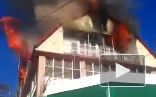 Видео: в Сочи горело четырёхэтажное здание