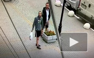 Видео: в Горелово мужчина справил нужду на клумбу с цветами 